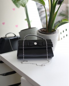 Siyah Çiçek Aksesuarlı Tutma Saplı Abiye El Çantası