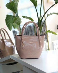 Pudra Deri Gold Aksesuar Maskotlu Omuz Çantası