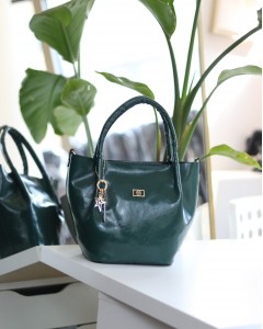 Yeşil Deri Gold Aksesuar Maskotlu Omuz Çantası