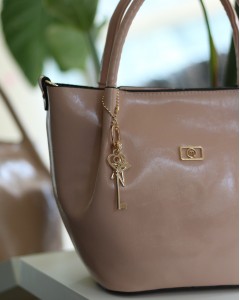 Pudra Deri Gold Aksesuar Maskotlu Omuz Çantası