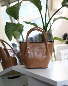 Karamel Deri Gold Aksesuar Maskotlu Omuz Çantası