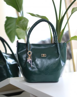 Yeşil Deri Gold Aksesuar Maskotlu Omuz Çantası Yeşil Deri Gold Aksesuar Maskotlu Omuz Çantası