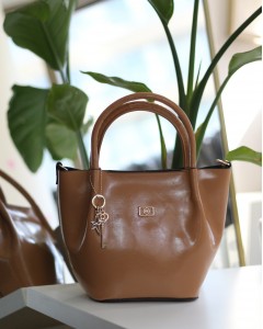 Karamel Deri Gold Aksesuar Maskotlu Omuz Çantası