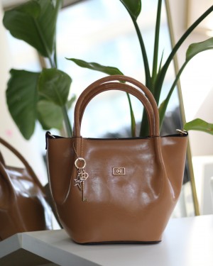 Karamel Deri Gold Aksesuar Maskotlu Omuz Çantası Karamel Deri Gold Aksesuar Maskotlu Omuz Çantası