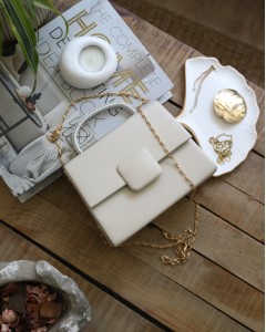 Krem Kare Tokalı Taş Tutma Saplı El Çantası