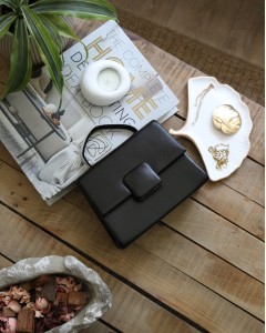 Siyah Kare Tokalı Taş Tutma Saplı El Çantası