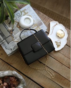 Siyah Kare Tokalı Taş Tutma Saplı El Çantası