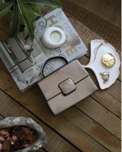 Platin Parlak Kare Tokalı Taş Tutma Saplı El Çantası