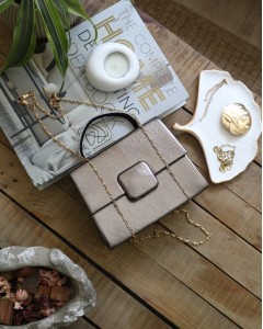 Platin Parlak Kare Tokalı Taş Tutma Saplı El Çantası