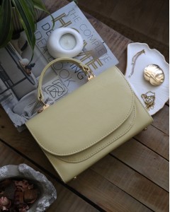  Kadın Sarı Oval Kapak Detaylı Askılı Omuz Çantası