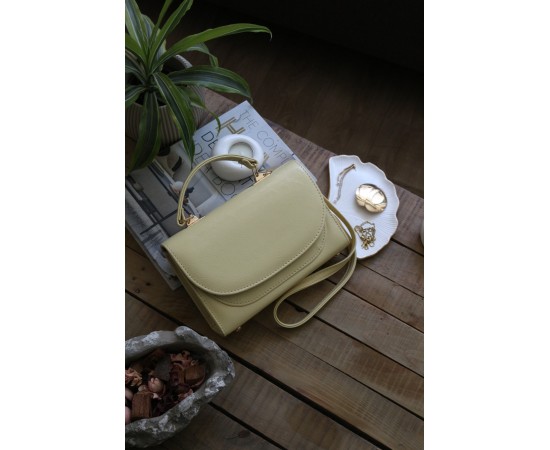 Kadın Sarı Oval Kapak Detaylı Askılı Omuz Çantası Kadın Sarı Oval Kapak Detaylı Askılı Omuz Çantası