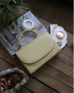  Kadın Sarı Oval Kapak Detaylı Askılı Omuz Çantası