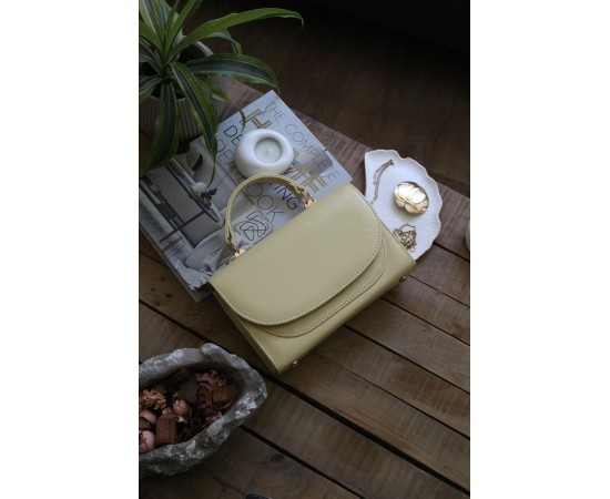 Kadın Sarı Oval Kapak Detaylı Askılı Omuz Çantası Kadın Sarı Oval Kapak Detaylı Askılı Omuz Çantası