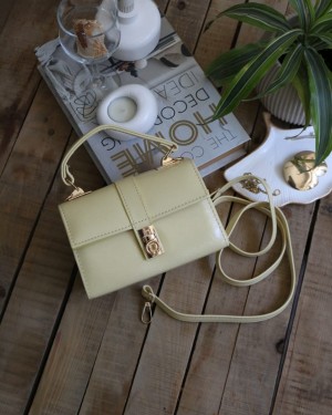 Kadın Limon Sarısı Toka Detaylı Zincirli El Omuz Çantası Kadın Limon Sarısı Toka Detaylı Zincirli El Omuz Çantası