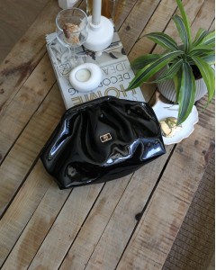 Kadın Siyah Rugan Aksesuarlı Bohça Form Omuz Çantası