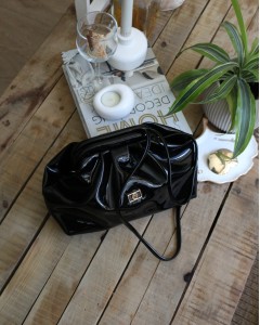 Kadın Siyah Rugan Aksesuarlı Bohça Form Omuz Çantası