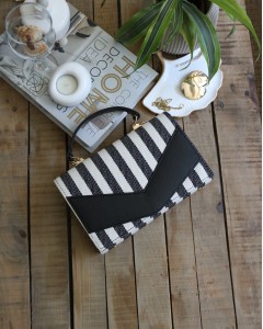 Kadın Siyah Keten Çizgi Dokulu Zarf Tutma Saplı Omuz Çantası