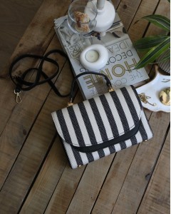  Kadın Siyah Keten Çizgi Dokulu Oval Kapak Detaylı Askılı Omuz Çantası