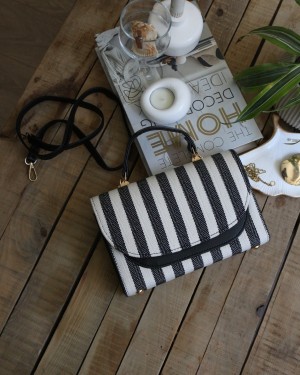  Kadın Siyah Keten Çizgi Dokulu Oval Kapak Detaylı Askılı Omuz Çantası