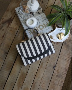  Kadın Siyah Keten Çizgi Dokulu Oval Kapak Detaylı Askılı Omuz Çantası