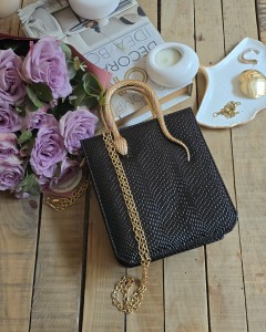 Kadın Siyah Yılan Aksesuar Detaylı Parlak Doku Abiye El Çantası