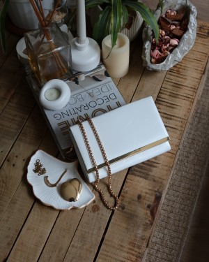 Kadın Beyaz Rugan Şerit Detaylı Zincirli Omuz Çantası