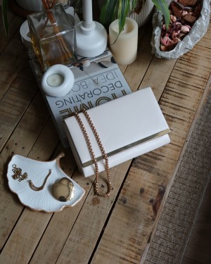 Kadın Krem Rugan Şerit Detaylı Zincirli Omuz Çantası Kadın Krem Rugan Şerit Detaylı Zincirli Omuz Çantası