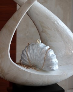 Beyaz Akrilik İstiridye Zincirli Omuz Çantası