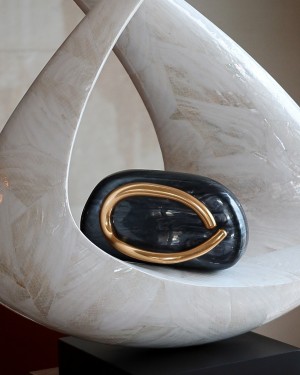 Siyah Akrilik Tutma Aksesuarlı Zincirli Omuz Çantası