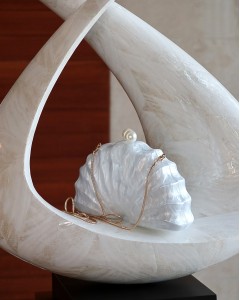 Beyaz Akrilik İstiridye Zincirli Omuz Çantası