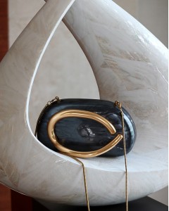 Siyah Akrilik Tutma Aksesuarlı Zincirli Omuz Çantası