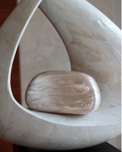 Bej Akrilik Tutma Aksesuarlı Zincirli Omuz Çantası