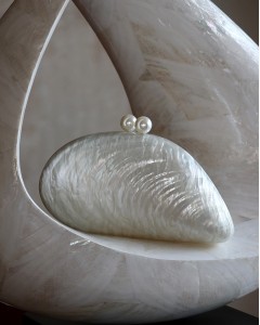 Bej Akrilik Midye Zincirli Omuz Çantası