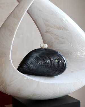 Siyah Akrilik Midye Zincirli Omuz Çantası