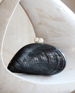 Siyah Akrilik Midye Zincirli Omuz Çantası