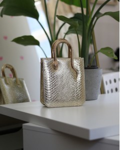 Gold Yılan Aksesuarlı Tutma Saplı Zincirli Omuz Çantası