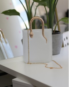 Beyaz Yılan Aksesuarlı Tutma Saplı Zincirli Omuz Çantası