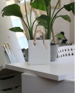 Beyaz Yılan Aksesuarlı Tutma Saplı Zincirli Omuz Çantası