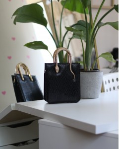 Siyah Yılan Aksesuarlı Tutma Saplı Zincirli Omuz Çantası