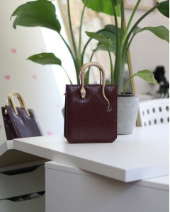 Bordo Yılan Aksesuarlı Tutma Saplı Zincirli Omuz Çantası