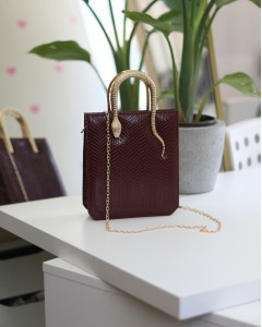 Bordo Yılan Aksesuarlı Tutma Saplı Zincirli Omuz Çantası