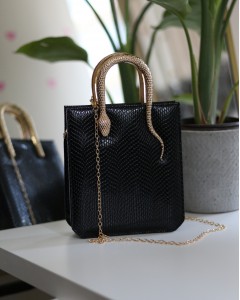 Siyah Yılan Aksesuarlı Tutma Saplı Zincirli Omuz Çantası