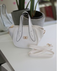  Beyaz Rugan Tutma Saplı Pouch El Çantası