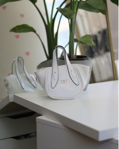  Beyaz Rugan Tutma Saplı Pouch El Çantası