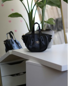 Siyah Rugan Tutma Saplı Pouch El Çantası