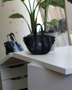 Siyah Rugan Tutma Saplı Pouch El Çantası