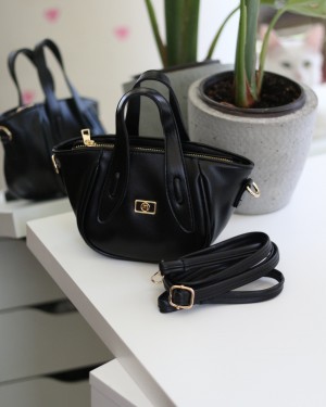 Siyah Rugan Tutma Saplı Pouch El Çantası Siyah Rugan Tutma Saplı Pouch El Çantası