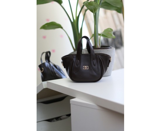 Acı Kahve Rugan Tutma Saplı Pouch El Çantası Acı Kahve Rugan Tutma Saplı Pouch El Çantası