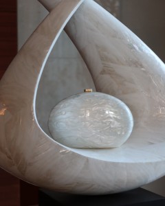 Kemik Oval Akrilik Zincirli Omuz Çantası