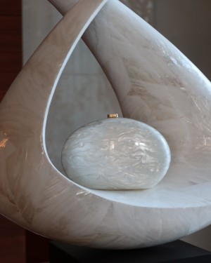 Kemik Oval Akrilik Zincirli Omuz Çantası